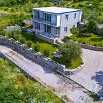 Vintage House With Stunning View Of Shkodra Lake