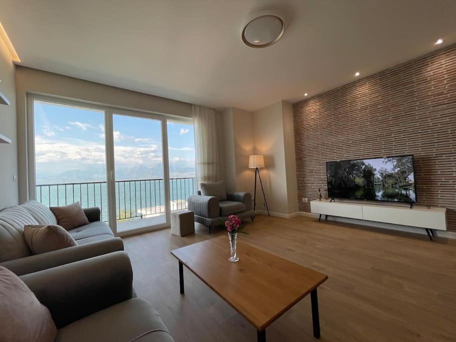 Vintage House With Stunning View Of Lake Villa *