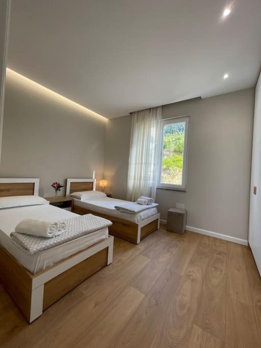Vintage House With Stunning View Of Lake Shkoder